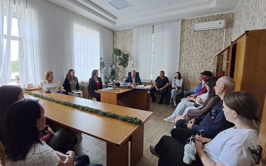 Провёл встречу с родителями и выпускниками школ района..