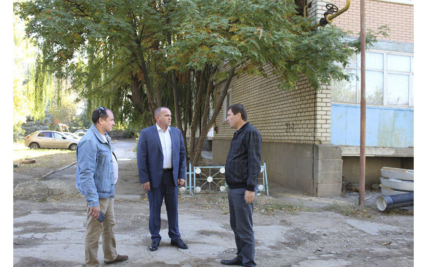 Глава Пугачевского муниципального района Алексей Янин провел контроль участка. на котором ведутся работы по замене канализационных систем..