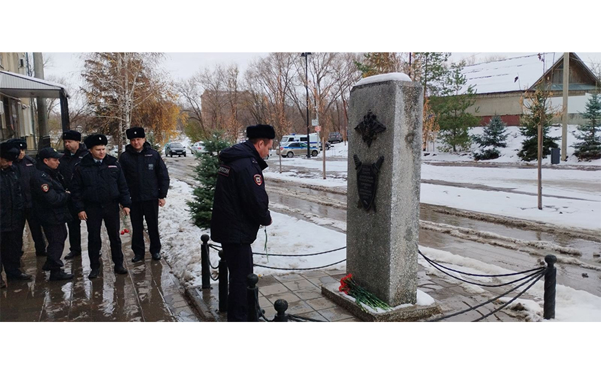 В День памяти погибших при исполнении служебных обязанностей сотрудников органов внутренних дел и военнослужащих ВВ МВД РФ прошло памятное мероприятие.