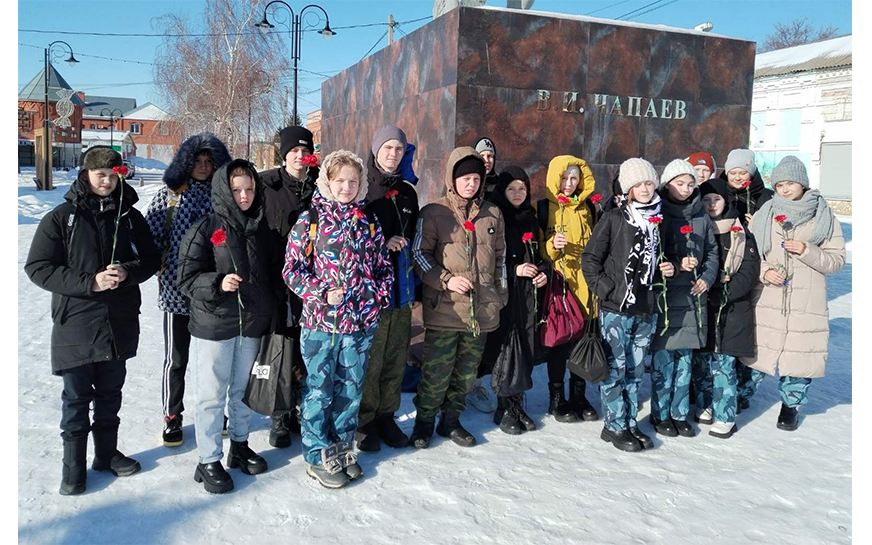 Возложение цветов к памятнику В.И. Чапаева.