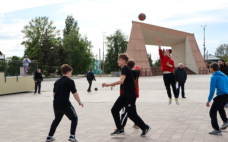 В честь празднования Дня Победы на Соборной площади прошёл турнир по стритболу среди молодёжных команд, участниками которого стали старшеклассники школ, студенты, курсанты и молодёжь г. Пугачева..