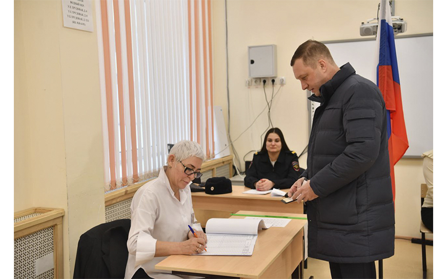 Губернатор Саратовской области Роман Бусаргин одним из первых пришел на избирательный участок проголосовать на выборах Президента России..