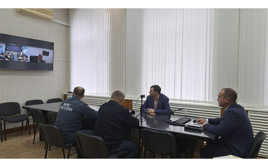 Глава Пугачевского муниципального района Алексей Янин  принял участие в заседании комиссии по предупреждению и ликвидации чрезвычайных ситуаций и обеспечению пожарной безопасности Саратовской области в режиме ВКС..