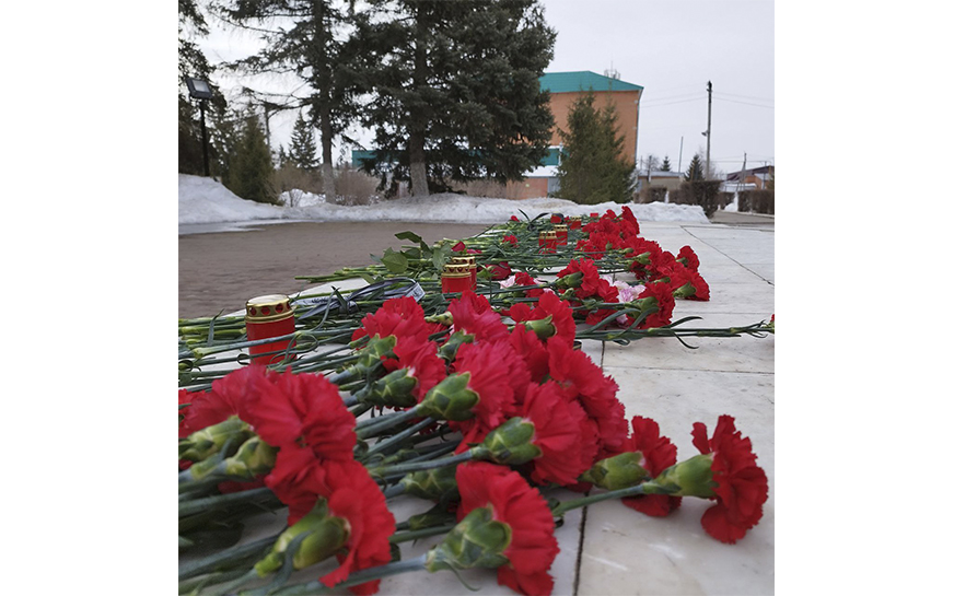Сегодня, в день общенационального траура, у Вечного огня прошел траурный митинг в память о жертвах теракта в «Крокус Сити Холле»..