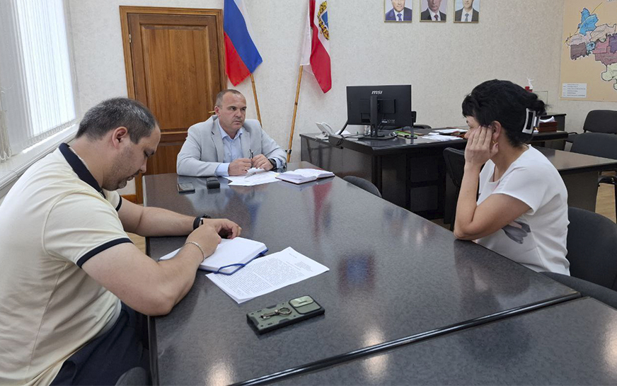 Сегодня провел прием граждан по личным вопросам..