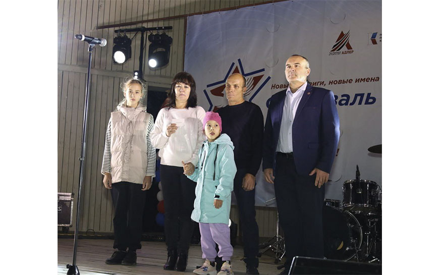 Глава Пугачевского муниципального района принял участие в  мероприятии  «Фестиваль героев. Новые подвиги, новые имена» и вручил удостоверения нового образца многодетным семьям Аверьяновых и Матросовых..