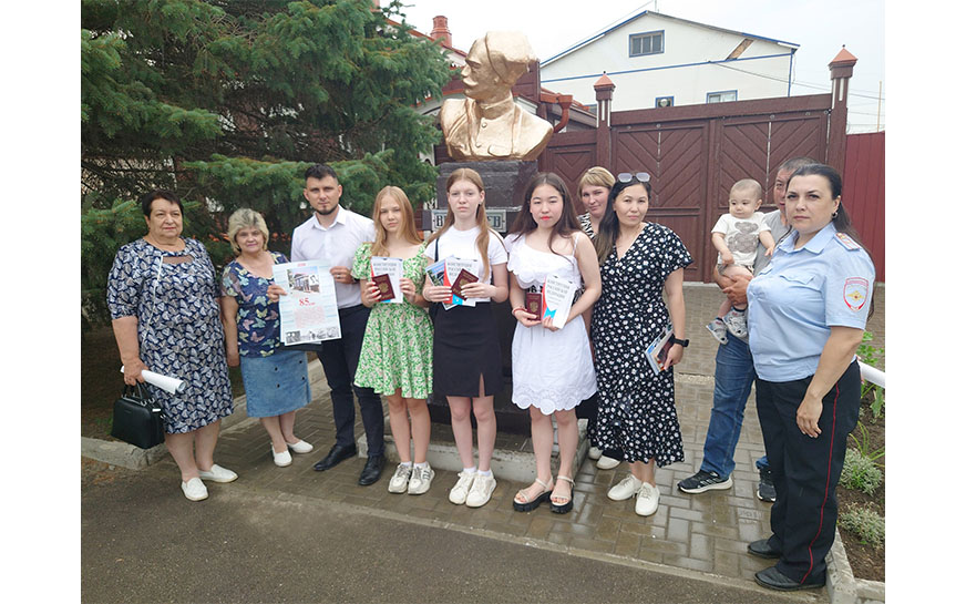 21 июня, накануне памятной даты - Дня памяти и скорби, в Пугачевском мемориальном Доме-музее В.И. Чапаева прошло торжественное вручение паспортов..