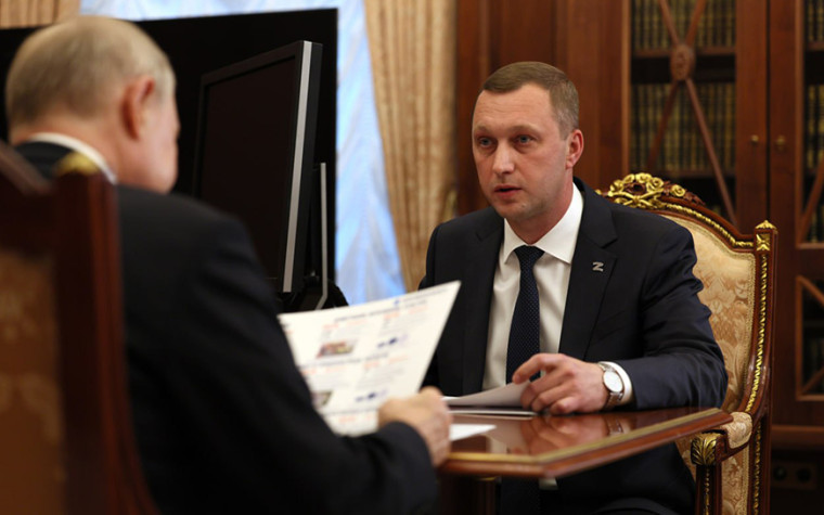 Владимир Путин провёл рабочую встречу с губернатором Саратовской области Романом Бусаргиным. Владимир Путин провёл рабочую встречу с губернатором Саратовской области Романом Бусаргиным.