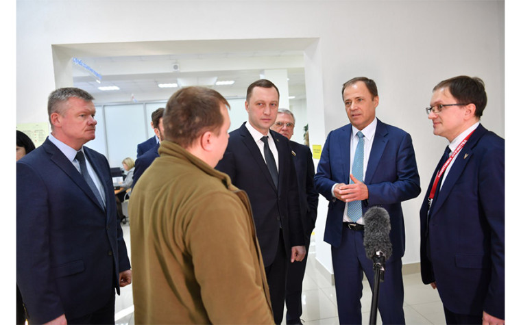 Сегодня губернатор Роман Бусаргин вместе с полномочным представителем Президента в ПФО Игорем Комаровым посетили саратовский филиал фонда «Защитники Отечества», который создан по поручению Президента Владимира Путина.. Сегодня губернатор Роман Бусаргин вместе с полномочным представителем Президента в ПФО Игорем Комаровым посетили саратовский филиал фонда «Защитники Отечества», который создан по поручению Президента Владимира Путина..