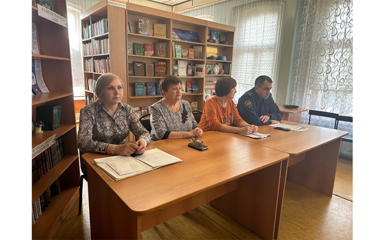 В Центральной библиотеке 3 апреля в рамках локального проекта «Молодежь и закон» по повышению правовой культуры подростков и молодежи прошел урок-предупреждение «Терроризм: будьте бдительны».. В Центральной библиотеке 3 апреля в рамках локального проекта «Молодежь и закон» по повышению правовой культуры подростков и молодежи прошел урок-предупреждение «Терроризм: будьте бдительны»..