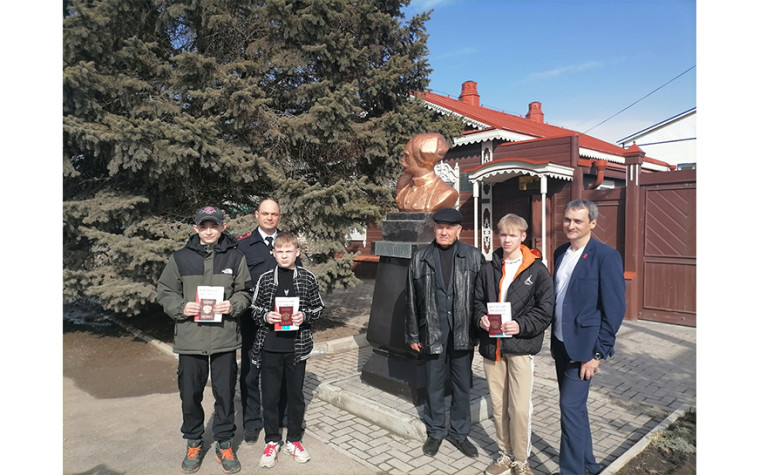 В мемориальном Доме-музее В.И. Чапаева прошло торжественное вручение паспортов.. В мемориальном Доме-музее В.И. Чапаева прошло торжественное вручение паспортов..