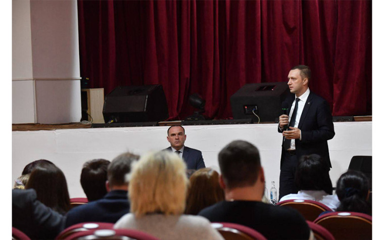 Губернатор Саратовской области Роман Бусаргин в Пугачевском районе встретился с родными и близкими бойцов, которые сейчас защищают Родину в зоне СВО.. Губернатор Саратовской области Роман Бусаргин в Пугачевском районе встретился с родными и близкими бойцов, которые сейчас защищают Родину в зоне СВО..
