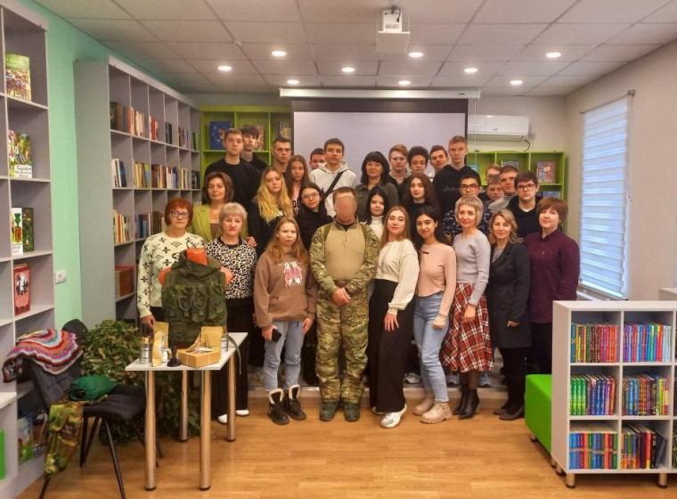 27 ноября Центральная библиотека муниципального бюджетного учреждения культуры «Пугачевская районная межпоселенческая библиотека» провела патриотический час «Единым духом мы сильны!» в поддержку участников специальной военной операции.. 27 ноября Центральная библиотека муниципального бюджетного учреждения культуры «Пугачевская районная межпоселенческая библиотека» провела патриотический час «Единым духом мы сильны!» в поддержку участников специальной военной операции..