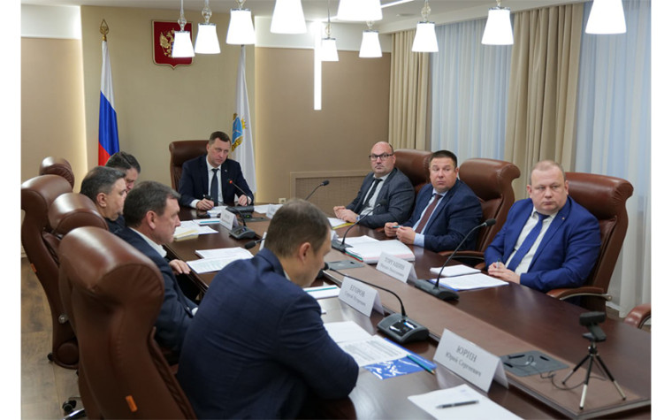 Губернатор Саратовской области Роман Бусаргин обсудил оперативную обстановку в регионе и текущие вопросы. Губернатор Саратовской области Роман Бусаргин обсудил оперативную обстановку в регионе и текущие вопросы.