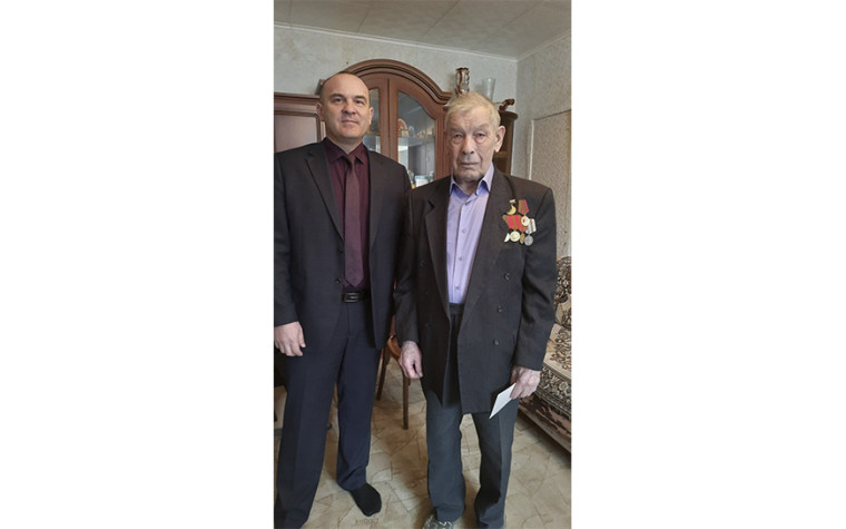 Глава Пугачевского муниципального района Алексей Янин вручил юбилейные медали «80 лет Победы в Великой Отечественной войне 1941-1945 годов». Глава Пугачевского муниципального района Алексей Янин вручил юбилейные медали «80 лет Победы в Великой Отечественной войне 1941-1945 годов».