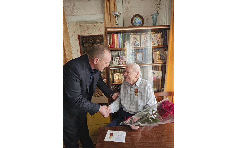 Глава Пугачевского муниципального района Алексей Янин в преддверии 80-летия Великой Победы вручил юбилейную медаль «80 лет. Глава Пугачевского муниципального района Алексей Янин в преддверии 80-летия Великой Победы вручил юбилейную медаль «80 лет.