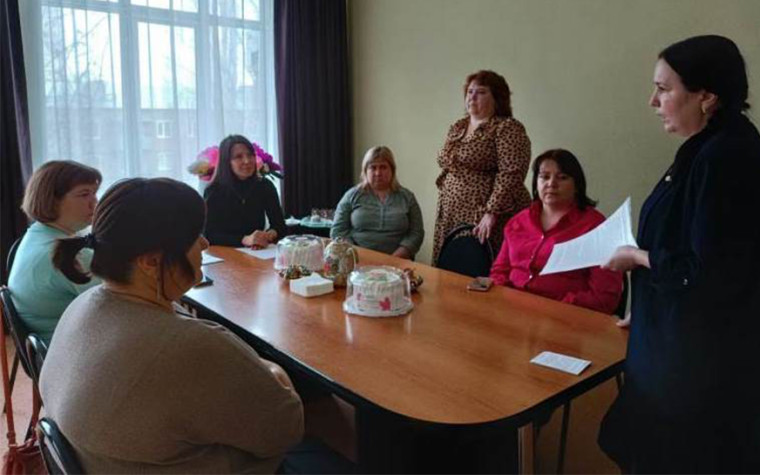 За круглым столом родители центра соцобслуживания Пугачевского района поделились рецептом счастья. За круглым столом родители центра соцобслуживания Пугачевского района поделились рецептом счастья.